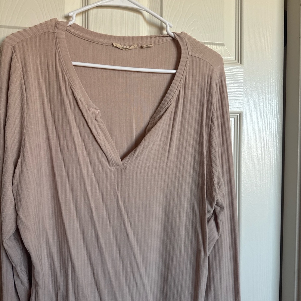 American Eagle Outfitters Ribbed V-Neck Long Sleeve Tops- Taupe! 👀